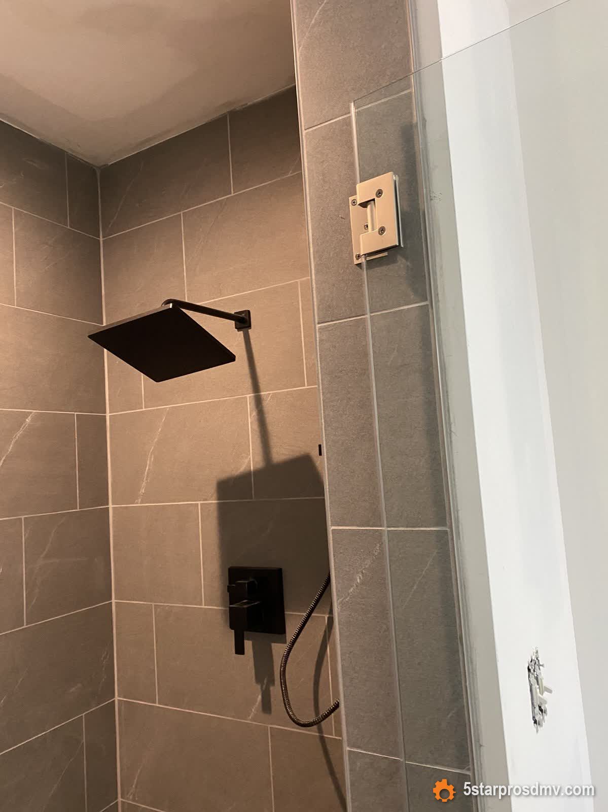 Ducha amplia con azulejo símil mármol gris y accesorios de regadera tipo lluvia negro mate por 5 Star Pros DMV