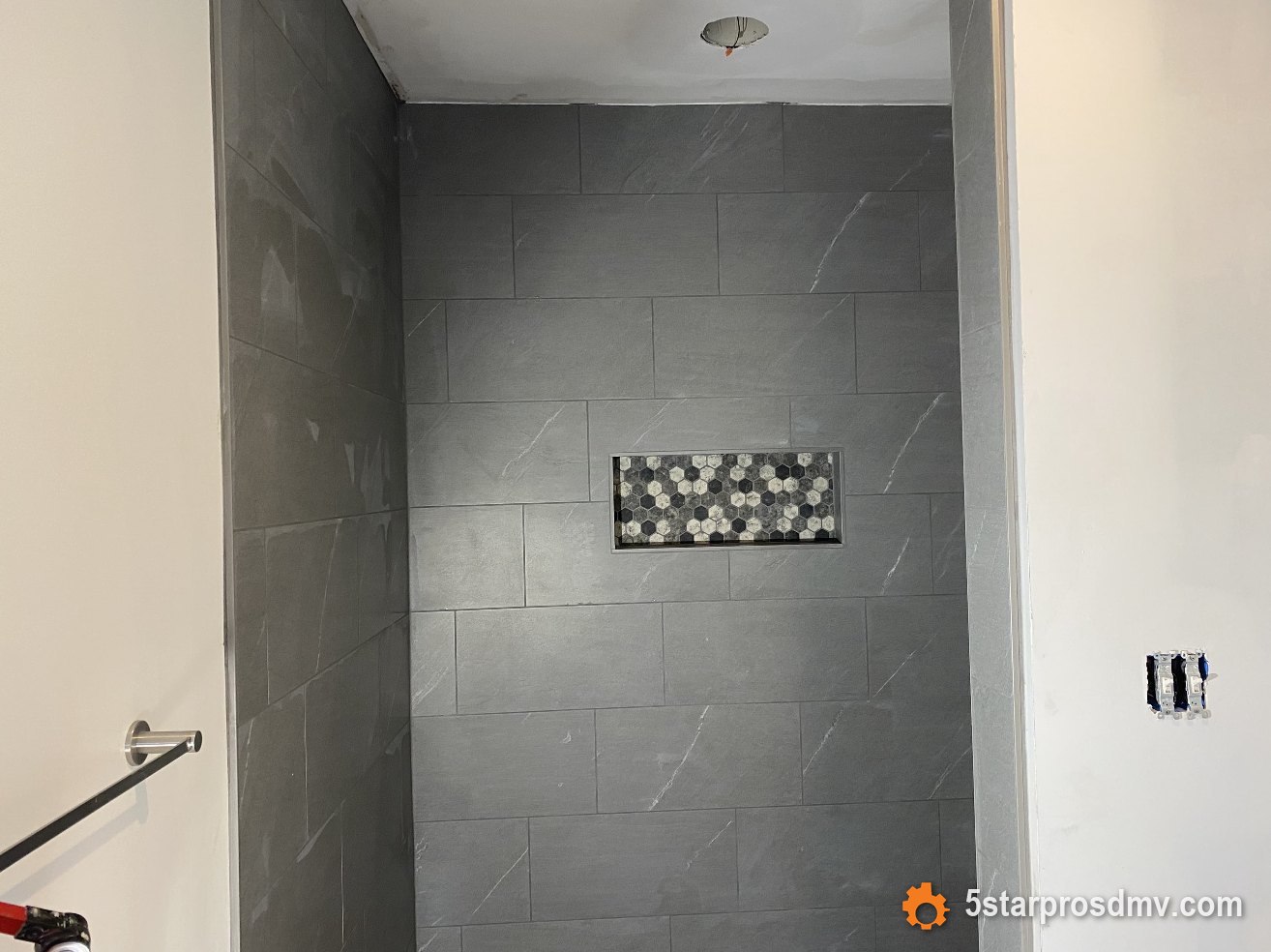 Pared de ducha símil mármol gris con nicho empotrado de mosaico hexagonal por 5 Star Pros DMV