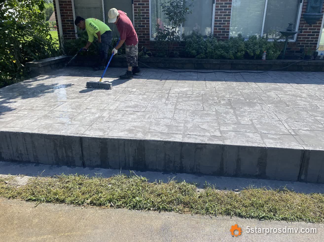 Equipo sellando un patio de concreto estampado recién vertido por 5 Star Pros DMV